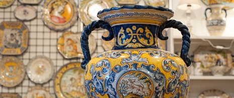 Vasija artesanal de cerámica de Talavera de la Reina hecha en la feria FARCAMA de Talavera de la Reina en Toledo, Castilla-La Mancha