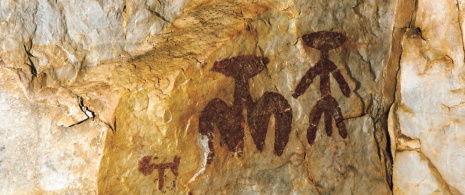 シウダ・レアル県にあるフエンカリエンテ洞窟とビジャール・デル・ウーモ洞窟の男性と女性の概念画