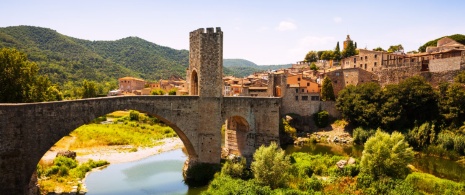 Средневековый мост над рекой Флувия в Бесалу, провинция Жирона 