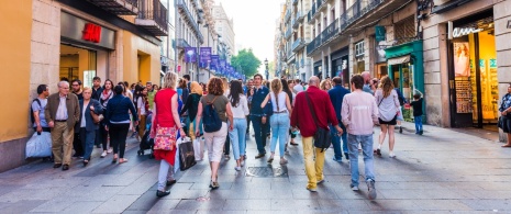 カタルーニャ州バルセロナのポルタル・ダ・ランジェル通りにいる観光客