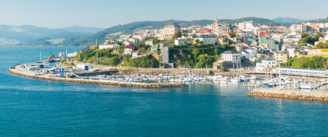 Blick auf den Hafen und die Stadt Ribadeo, Galicien