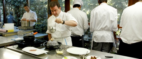 El cocinero Martín Berasategui en la cocina de uno de sus restaurantes en España