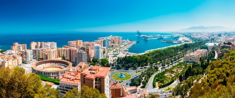 Veduta aerea della Plaza de Toros della Malagueta e del porto di Malaga, Andalusia