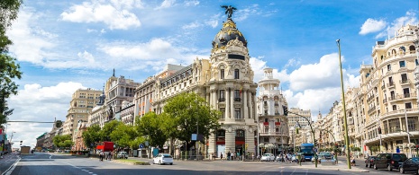 Budynek Metrópolis pomiędzy ulicami Gran Vía i Alcalá w Madrycie