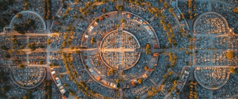 Vista aérea do cemitério de Nuestra Señora de la Almudena, em Madri, Comunidade de Madri