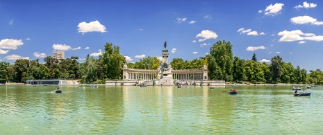Des touristes aux abords de l’étang du Retiro, Madrid