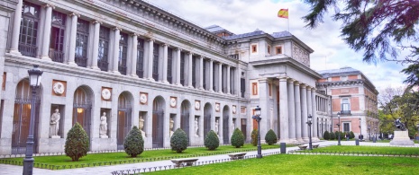 Entrada oeste del Museo Nacional del Prado en Madrid, Comunidad de Madrid