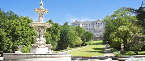 Вид на Королевский дворец в Мадриде из садов Моро
