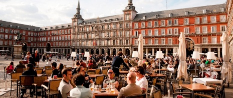 Mesas ao ar livre na Plaza Mayor de Madri