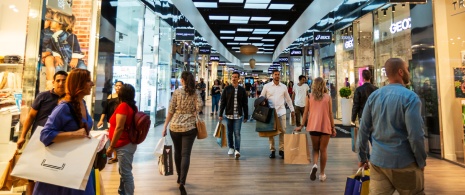 Touristen beim Shoppen in The Style Outlets in San Sebastián de los Reyes, Autonome Region Madrid