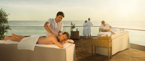 Turistas aproveitando uma massagem ao ar livre no hotel de Águilas, Múrcia
