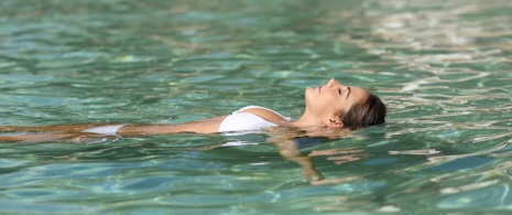 Mujer relajándose en un flotario