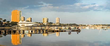 Clube náutico e porto de Santiago de la Ribera