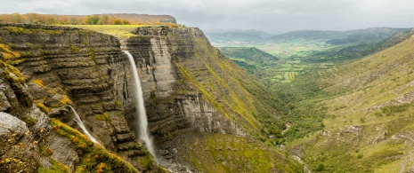 Виды водопада Сальто-дель-Рио-Нервион на территории памятника природы Монте-Сантьяго, Алава, Страна Басков