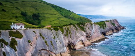 Eine Klippe der Flysch-Route an der baskischen Küste, Baskenland