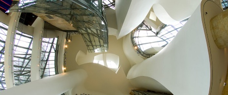 ビルバオ グッゲンハイム美術館のアトリウムの外装