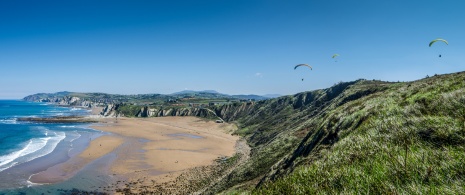 バスク州ビスカヤ県ソペラナ一帯を飛行するハンググライダー