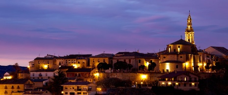 Vista noturna de Briones, em La Rioja