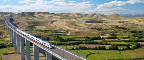 Train à grande vitesse AVE à son passage dans la province de Saragosse