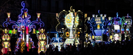 バレンシア州カステジョン県カステジョン・デ・ラ・プラナの「ガイアタス」のパレードの様子