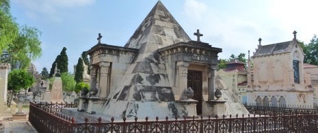 Vue du caveau de la famille Llovera dans le cimetière général de Valence, région de Valence