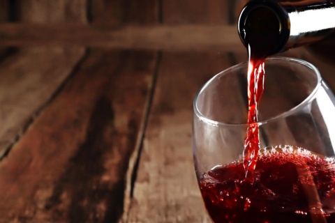 Sirviendo vino en una copa