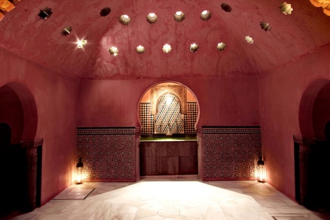 Sala de pedra quente dos banhos árabes de Granada