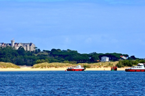 Vistas de Santander y el Palacio de la Magdalena desde la playa del Puntal