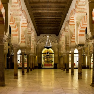 Wnętrze Wielkiego Meczetu w Kordobie