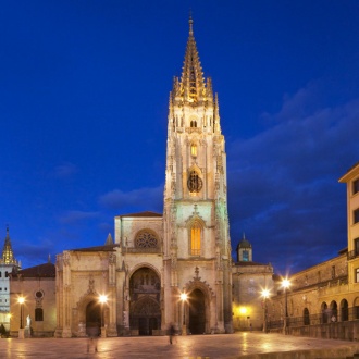 Vista nocturna de la Catedral de Oviedo