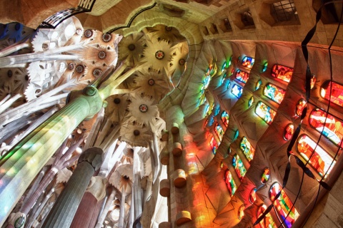 Sufit i witraże we wnętrzu Sagrada Famillia, Barcelona.