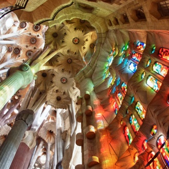 Ansicht der Decke und Kirchenfenster im Inneren der Sagrada Família, Barcelona.
