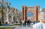 バルセロナの凱旋門の前にいる観光客