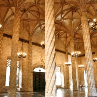 Interior da Lonja de la Seda, em Valência