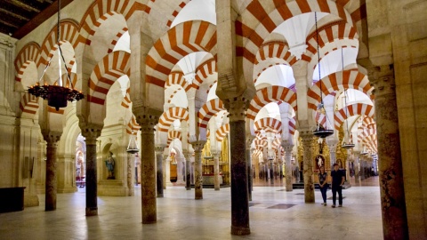 Coppia che passeggia per la sala delle colonne nella Moschea Cattedrale di Cordova