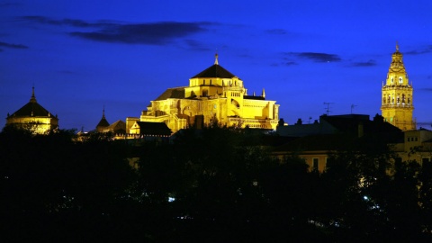 Vue nocturne de la mosquée-cathédrale de Cordoue