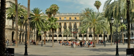 Панорамный вид на площадь Пласа-Реаль и шестирожковые уличные фонари работы Гауди, Барселона