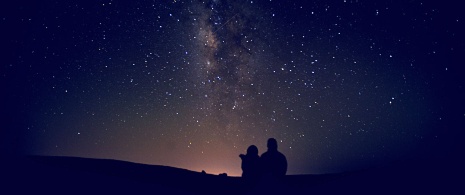 Casal contemplando o céu estrelado