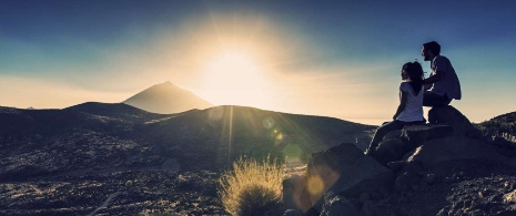 Un couple contemplant le coucher de soleil sur le Teide 