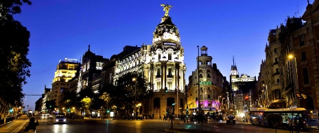 Gran vía de noche, Madrid