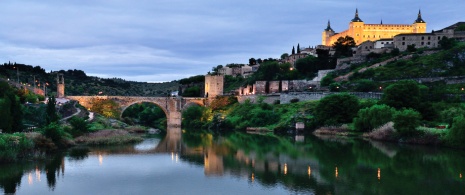 Alcázar di Toledo dal fiume Tago