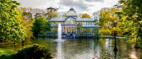Хрустальный дворец в парке Ретиро в Мадриде