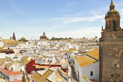 Vue panoramique de Carmona avec la tour de l’église San Bartolomé au premier plan (province de Séville, Andalousie)