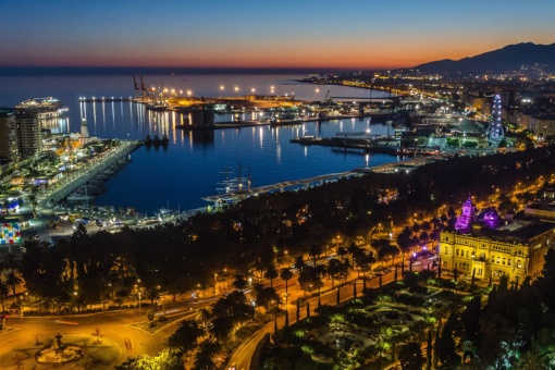 Vue nocturne du port de Malaga