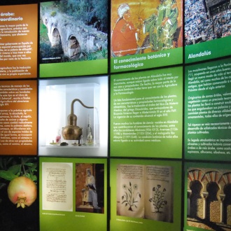Tablice informacyjne w Muzeum Etnobotanicznym i Ogrodzie Botanicznym w Kordobie