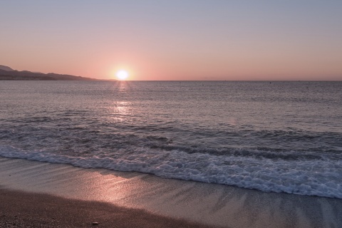 Закат на одном из пляжей Торре-дель-Мар (Малага, Андалусия).