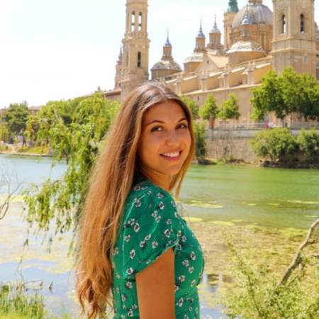 Turista en el paso del río Ebro por la ciudad de Zaragoza, Aragón