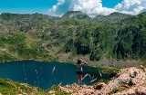 Une personne contemple le lac Calabazosa, parc naturel de Somiedo