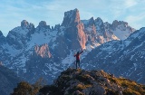 ナランホ・デ・ブルネス山（アストゥリアス州）を眺める観光客