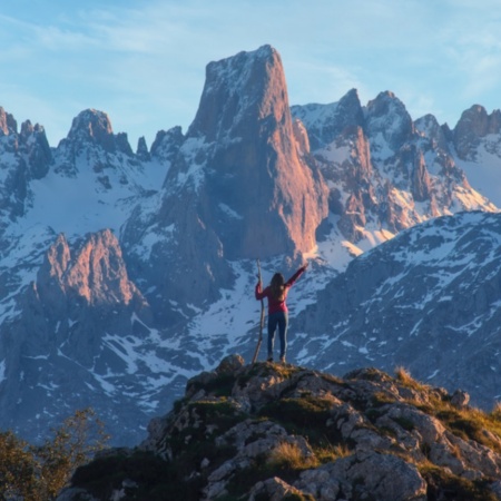 ナランホ・デ・ブルネス山（アストゥリアス州）を眺める観光客